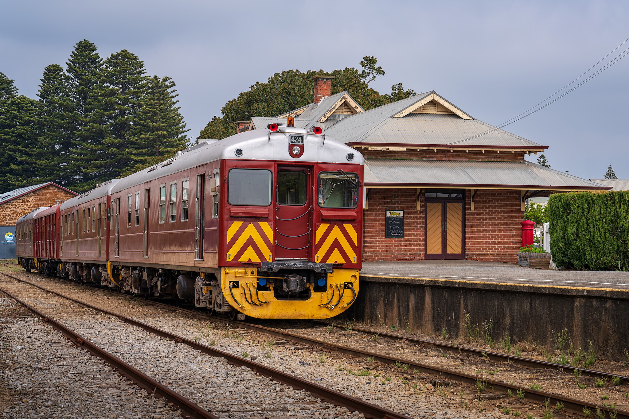 _7RV0364_Red_Hen_At_Victor_Harbor_Railway_Station.jpg