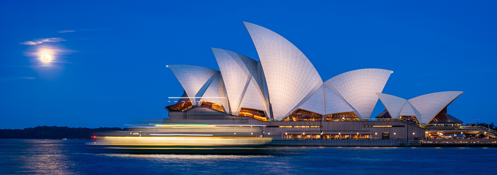 _7RV3501_Sydney_Opera_House_With_Rising_Super_Moon.jpg