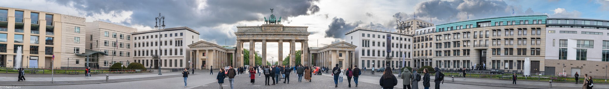 brandenburg gate panorama-3_edited.jpg