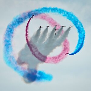 24S07638Cosford red arrows.jpg