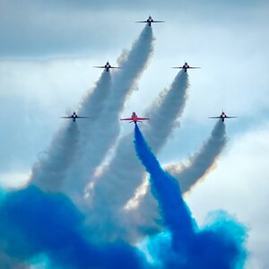 24S07954Cosford red arrows.jpg