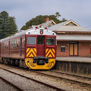 _7RV0364_Red_Hen_At_Victor_Harbor_Railway_Station.jpg