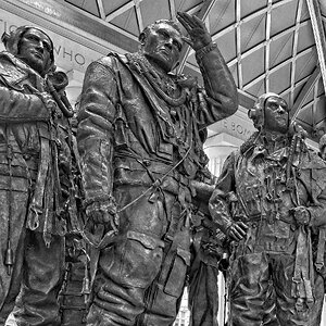 24S09855london bomber command.jpg