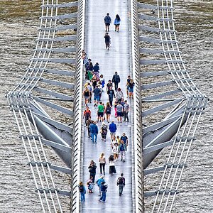 24S09781london millenium bridge.jpg