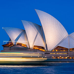 _7RV3501_Sydney_Opera_House_With_Rising_Super_Moon.jpg