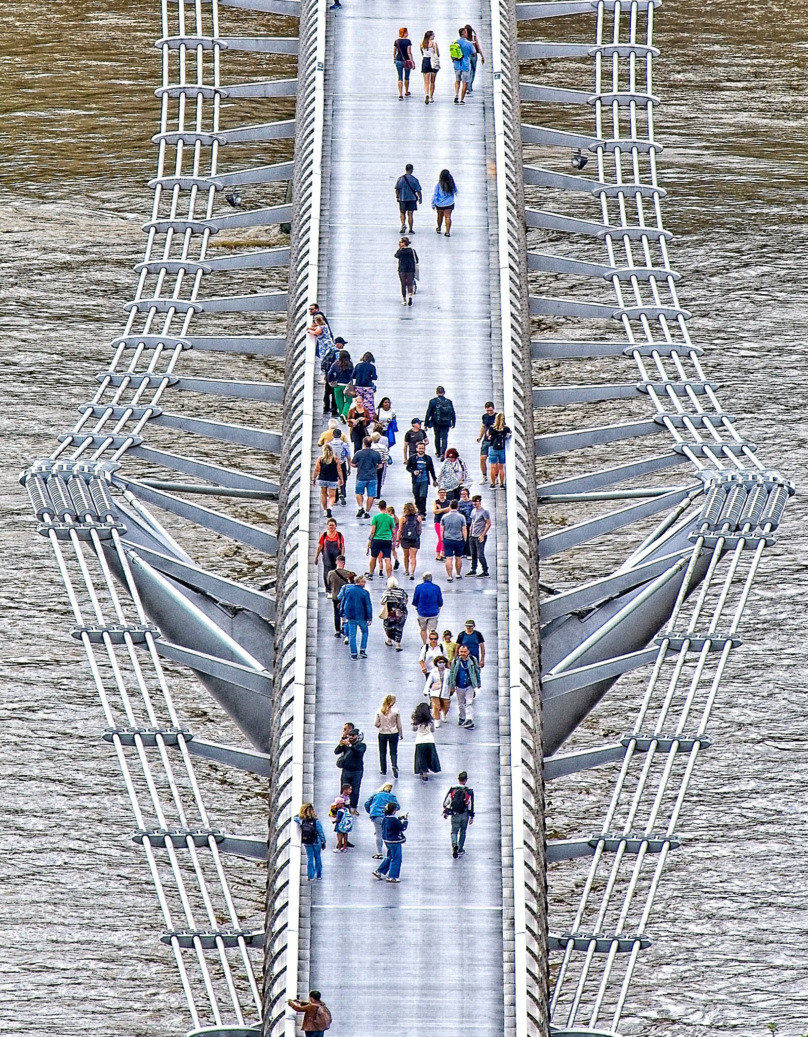 24S09781london millenium bridge.jpg