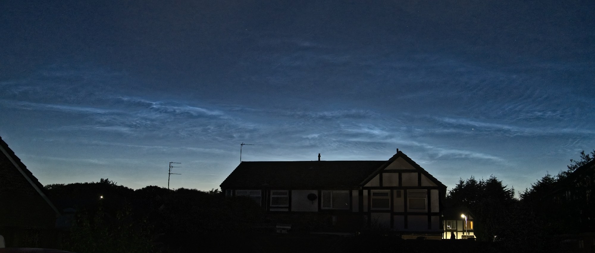 24T00931 Noctilucent clouds.jpg