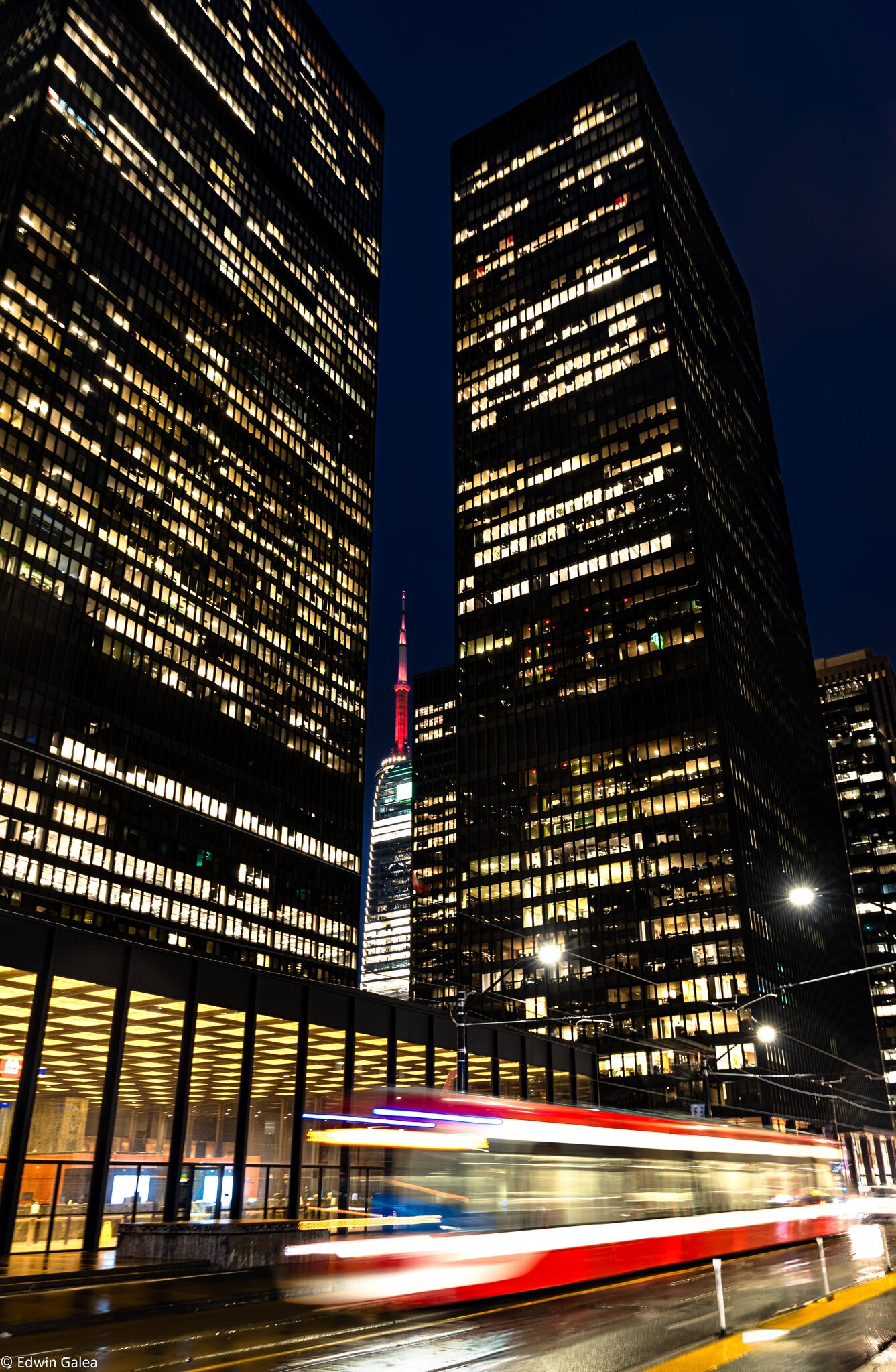 Toronto tram at night-2.jpg